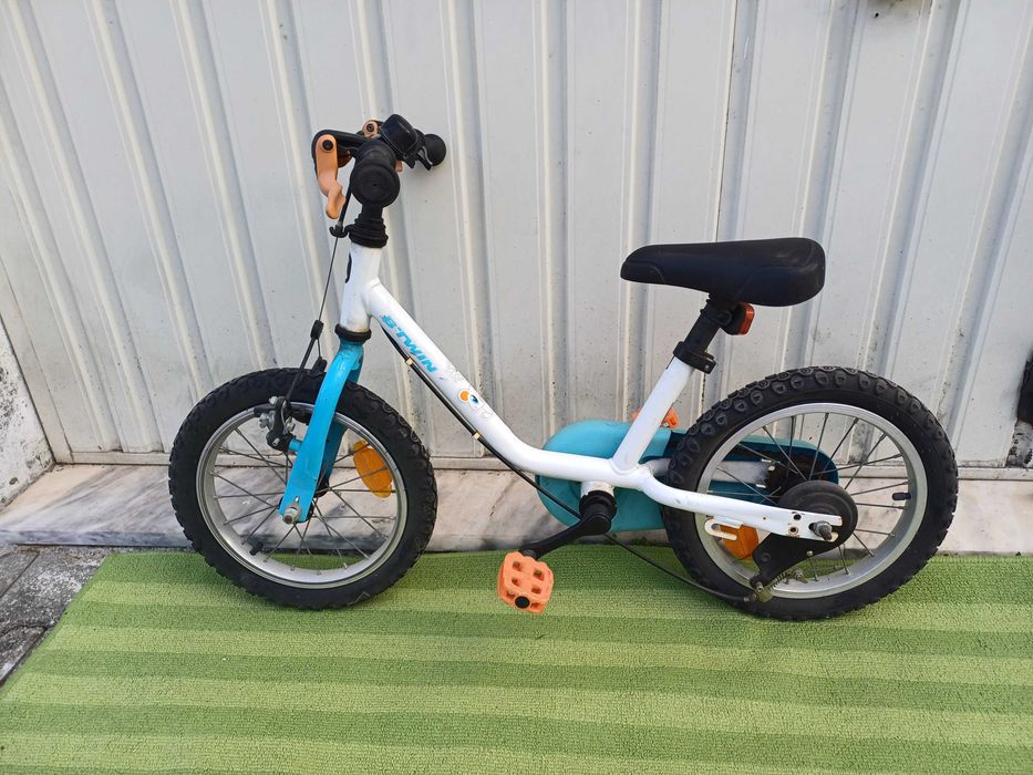 Bicicleta branca e azul B-Twin