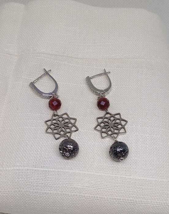 Елегантні сережки з гранатом і лавою