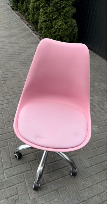 Стілець на колесах