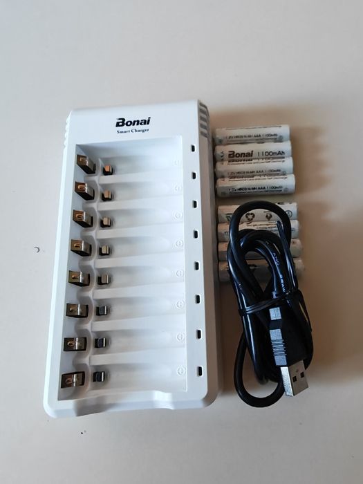 Ładowarka do akumulatorów  Bonai z 8 niezależnymi gniazdami  AA lub AAA. + Akumulatory AAA  8x 1100mAh