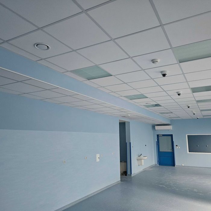 Sufit podwieszany kasetonowy z montażem Rockfon Ecophon AMF KCS OWA