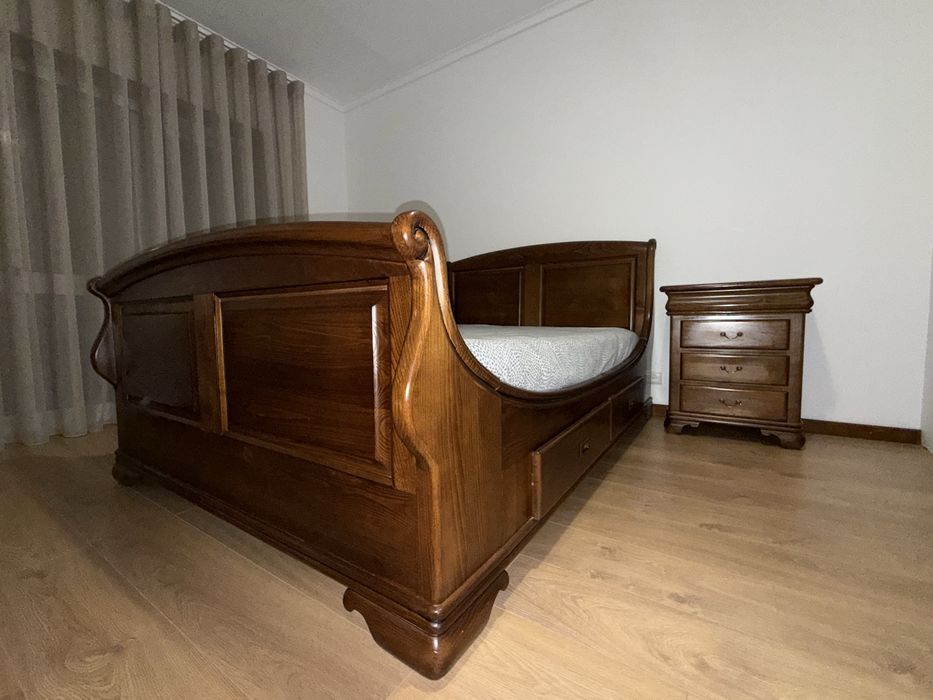 Cama + cómoda + mesas cabeceira