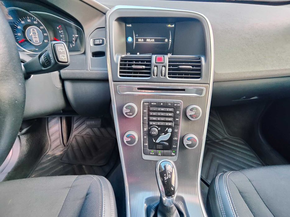 Volvo XC60 2015 2.0 FWD бензин