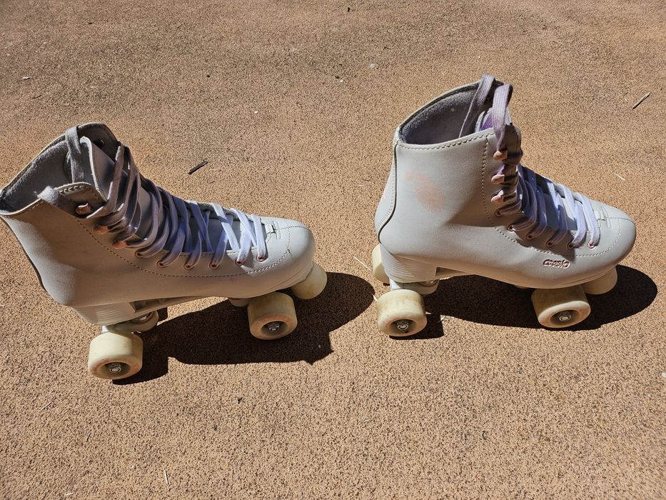 Patins oxelo tradicional e com todas alinhadas