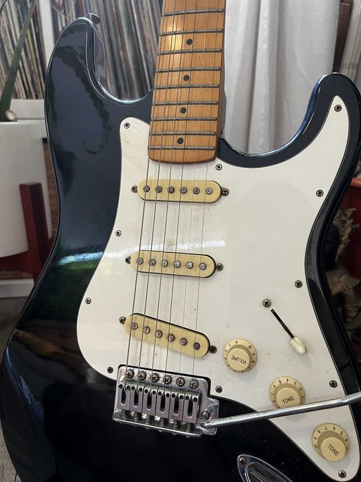 Guitarra elétrica Washburn Lyon Series preta - OPORTUNIDADE