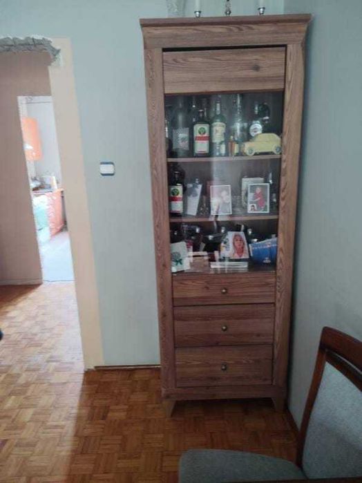 Szklana witryna wraz z komodą (2 szt)