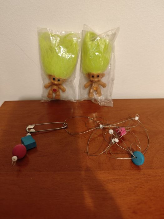 Pack Vintage: 2 Bonecos Troll com Cabelo Verde (Novos/Selados) + Alfinete de Peito Artesanal Anos 90 (Novo)