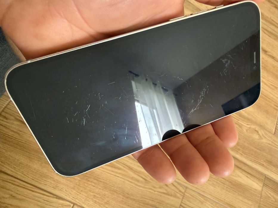 Iphone 12 pro 88% baterii
