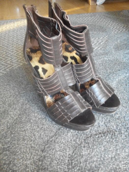 Brązowe sandałki na platformie