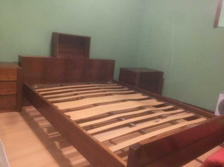 Cama e 2 mesas de cabeceira