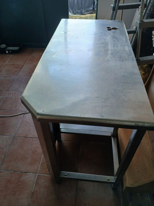 Bancada de inox com poder por a máquina do café