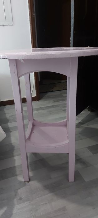 Mesa redonda cor rosa angulo 0.60 x0.60 por 0.80 de altura