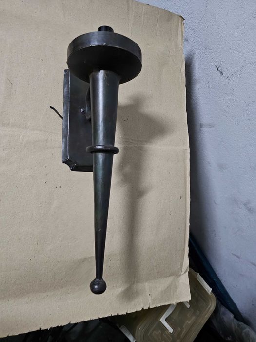 Candeeiro de parede em forma de tocha