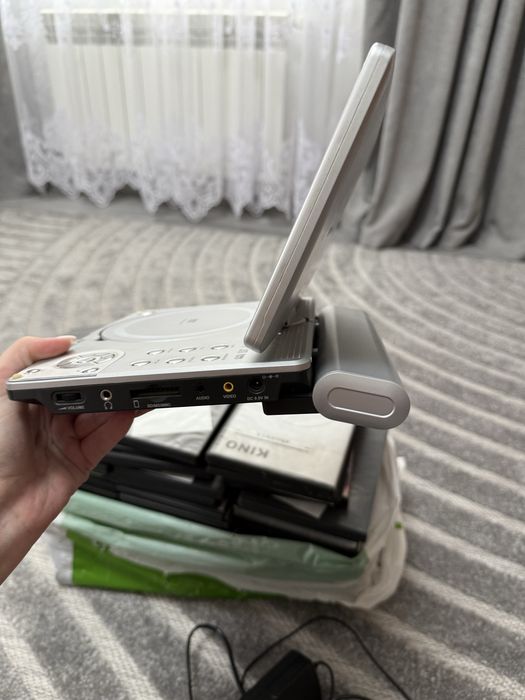 Портативний DVD-плеєр 7” TFT Monitor + диски з серіалами в подарунок