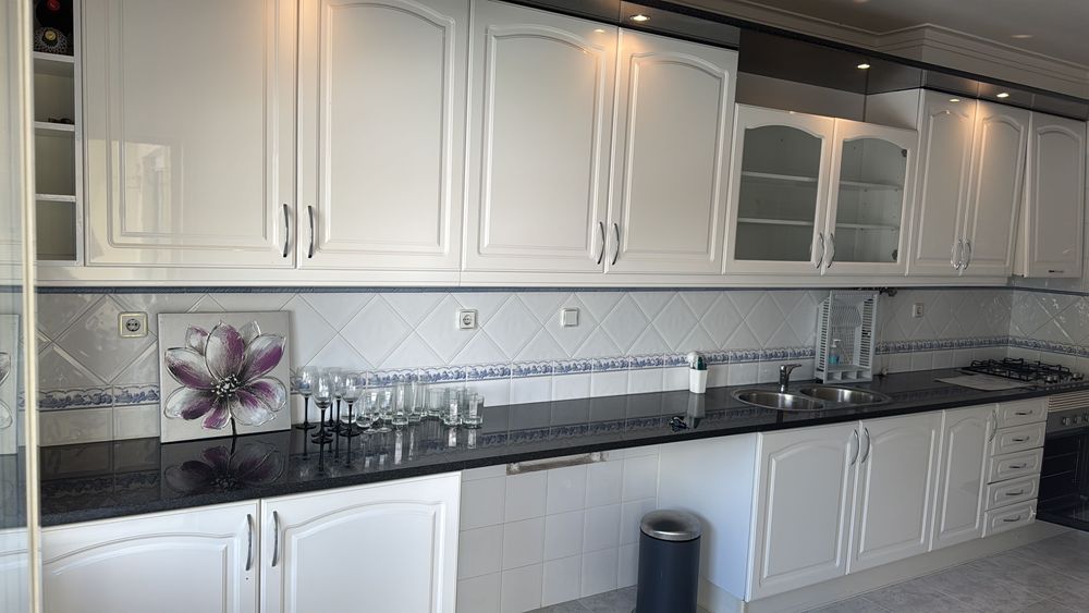 Bancada de Pedra – 5,30m no total (dividida em 4,10m + 1,20m)