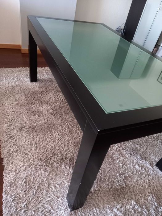 Mesa jantar retangular cor preta lacada e vidro fosco