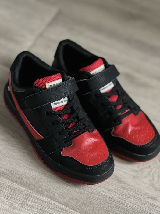 Кросівки макасини дитячі штучна шкіра чорно-червоні