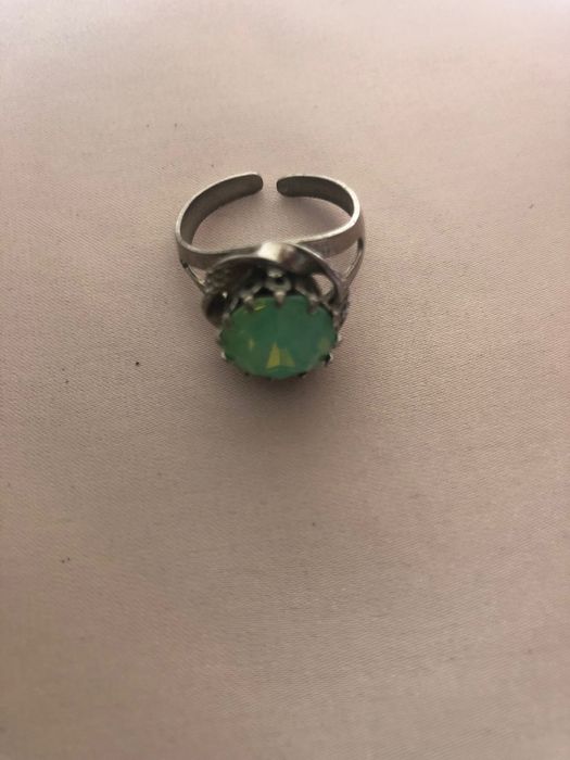 Anel antigo trabalhado com pedra verde