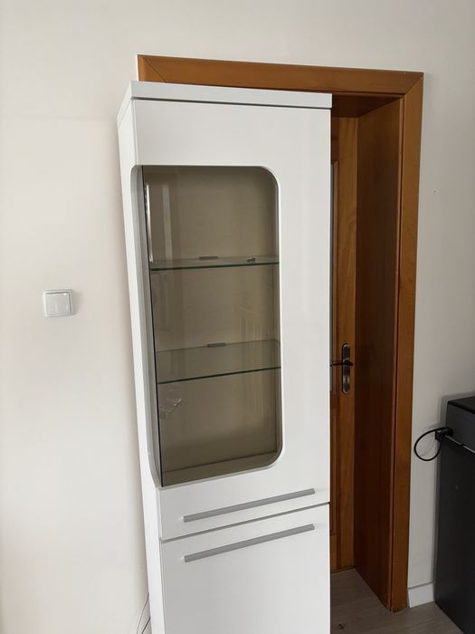 Komoda biała 135x44x85cm plus witryna