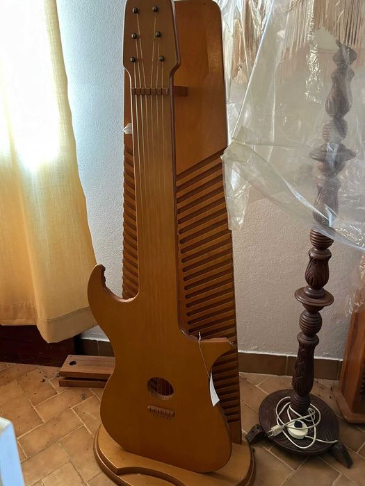 Vendo Porta cassetes em forma de guitarra