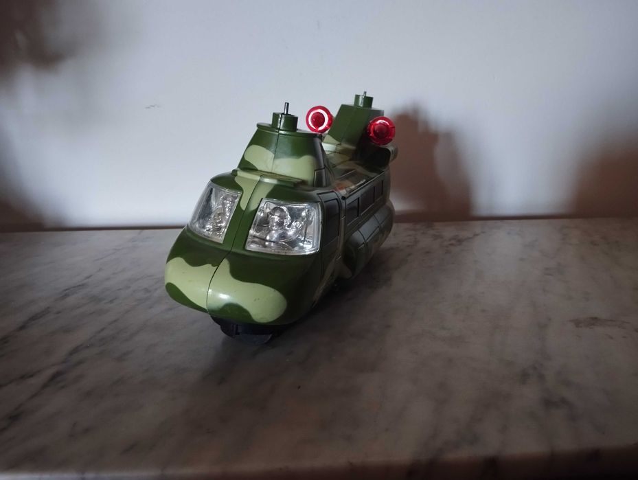 Helicóptero faltando algumas peças.