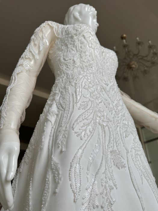 Розкішна весільна сукня з вишуканим оздобленням