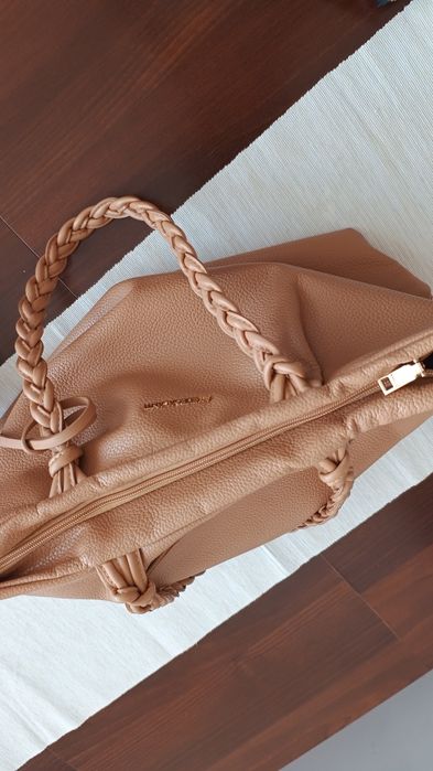 Beżowa torebka z plecionymi uchwytami