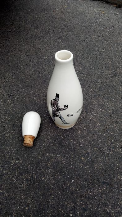 Karafka porcelanowa w kształcie kręgla