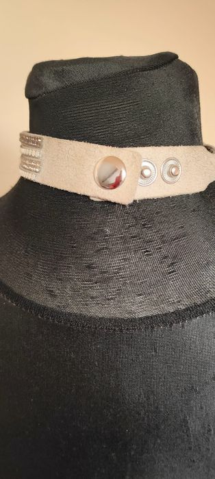 Cekinowy choker na szyję