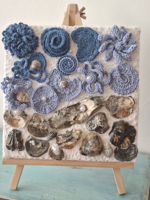 Quadro em tela com aplicação de crochet e conchas verdadeiras