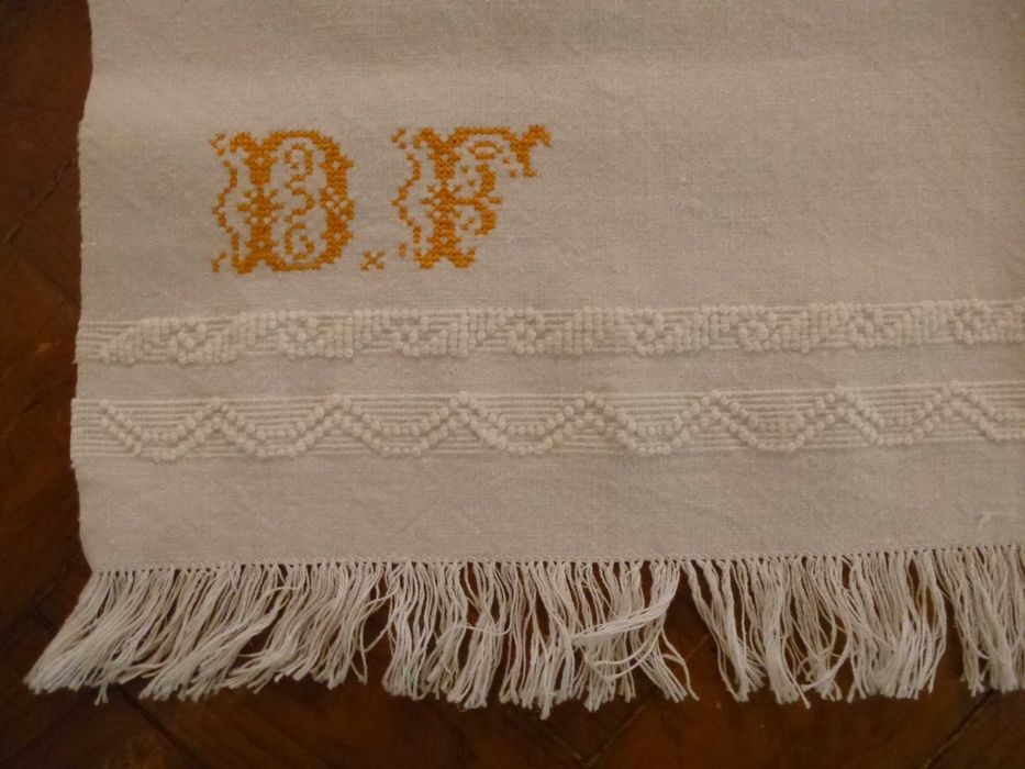 Toalhas de lavatório de linho antigo com monogramas