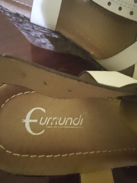 Босоніжки білі  на платформі