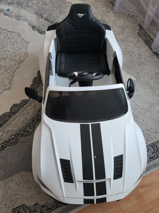 Дитячий електромобіль