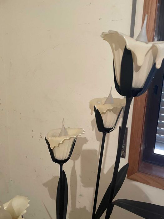 Candeeiro de pé com flores