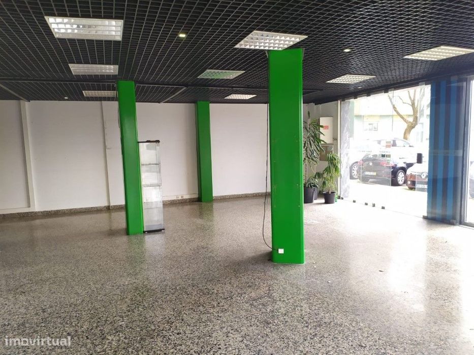 Loja 300m2 em 2 pisos na Amadora - Centro