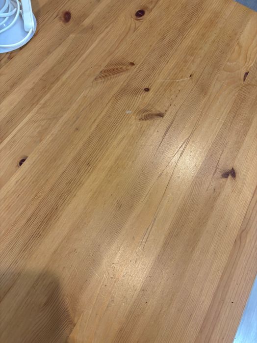 Drewniany stół z krzesłami w komplecie