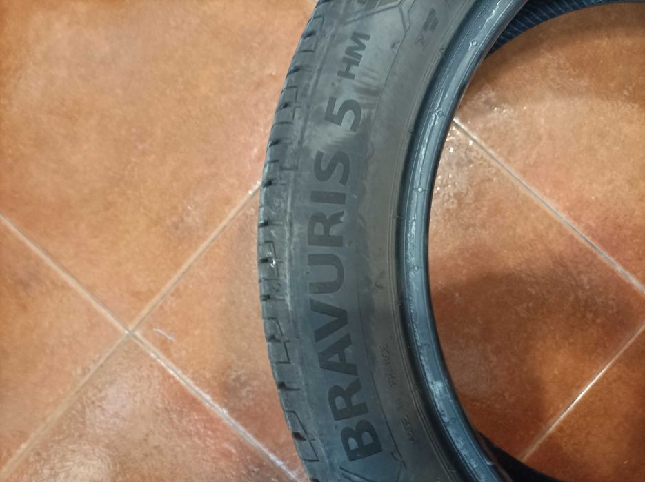 Pneu semi-novo BRAVURIS