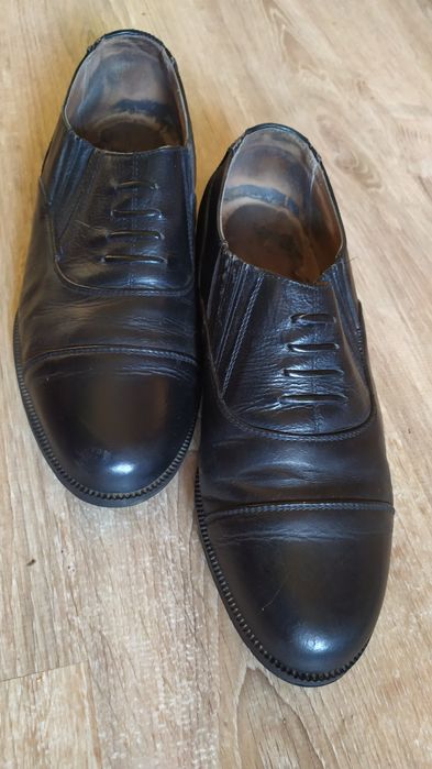 Чоловічі шкіряні туфлі.