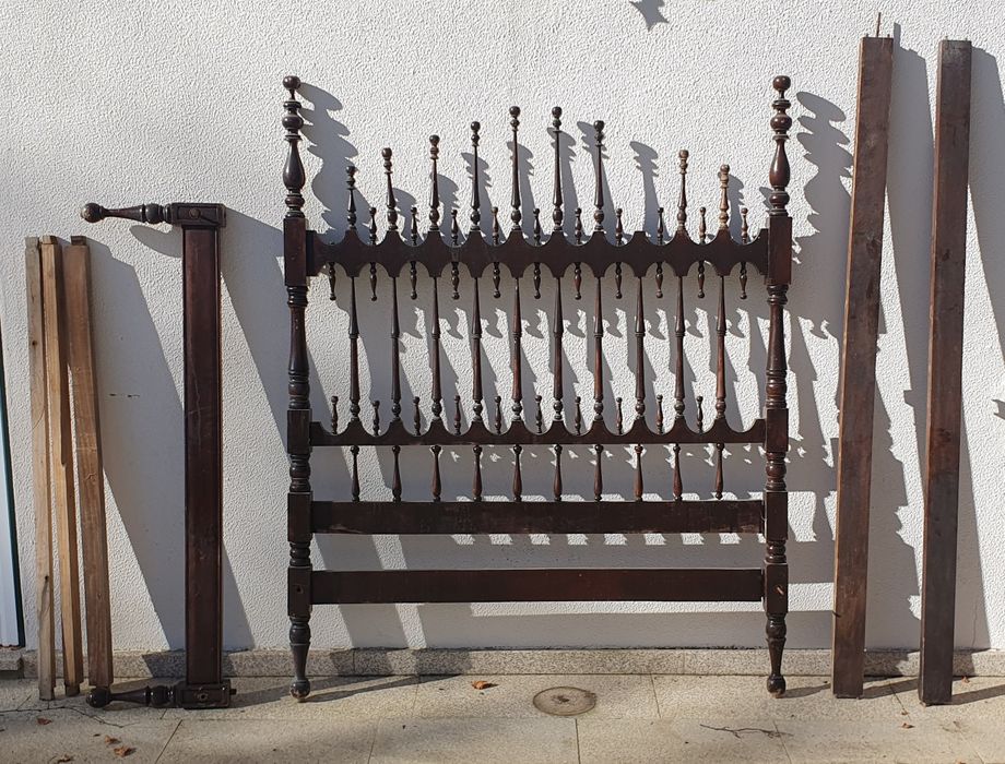 Cama de casal antiga em madeira maciça – estilo vintage / rústico