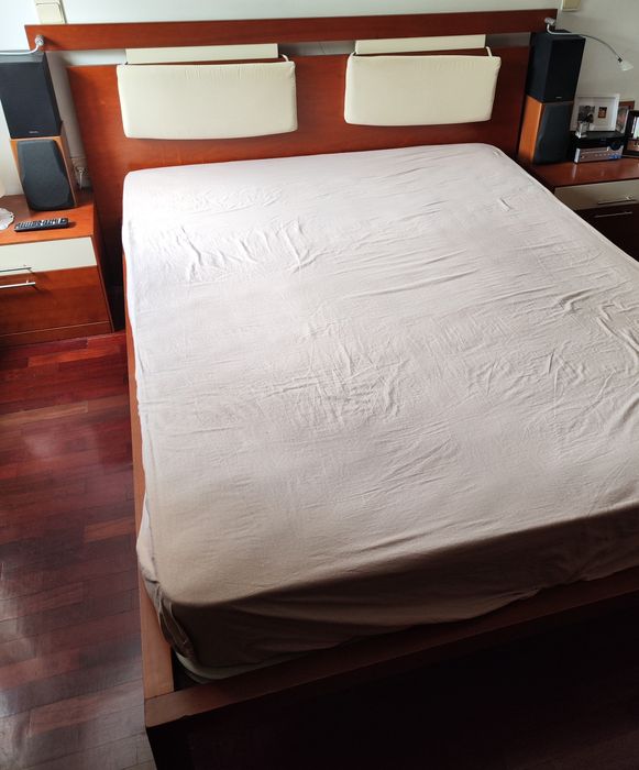 Cama casal em cerejeira com estrado e colchão