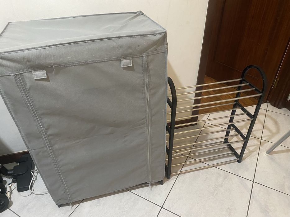 Duas sapateiras bom estado