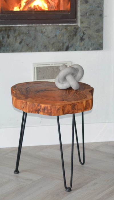 Stolik z drewna oliwnego z żywicą