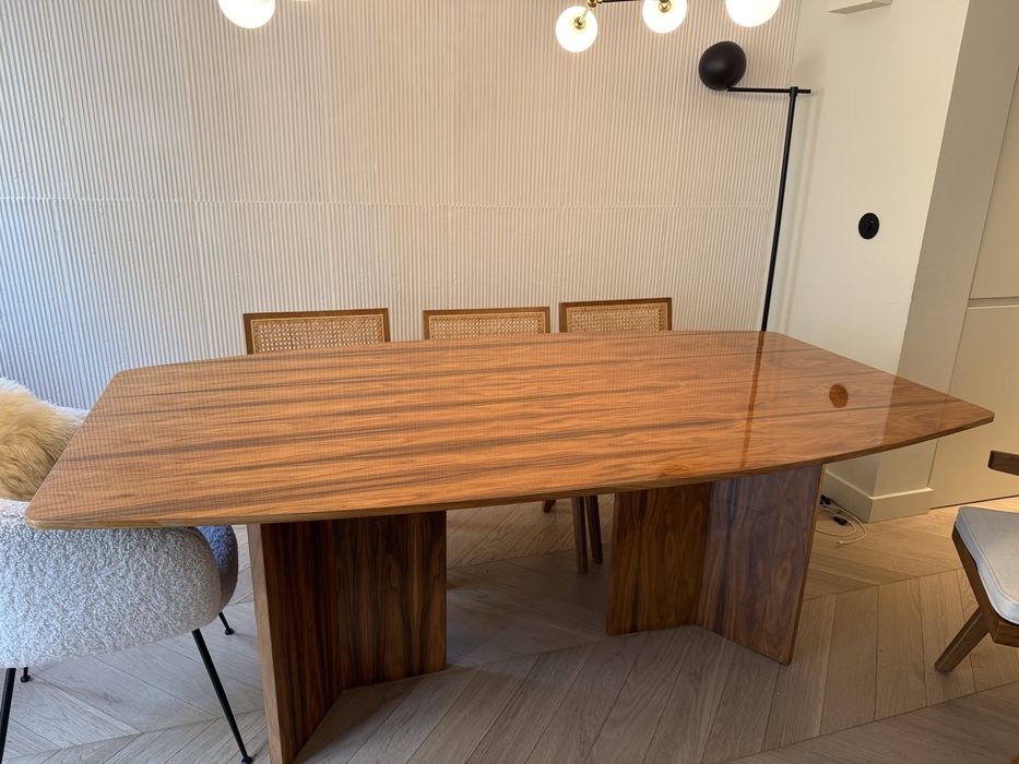 Mesa de madeira maçica