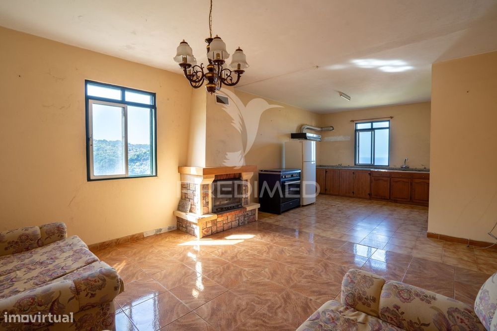 Moradia T3 com sótão, e terreno de 4.650 m² — Santana