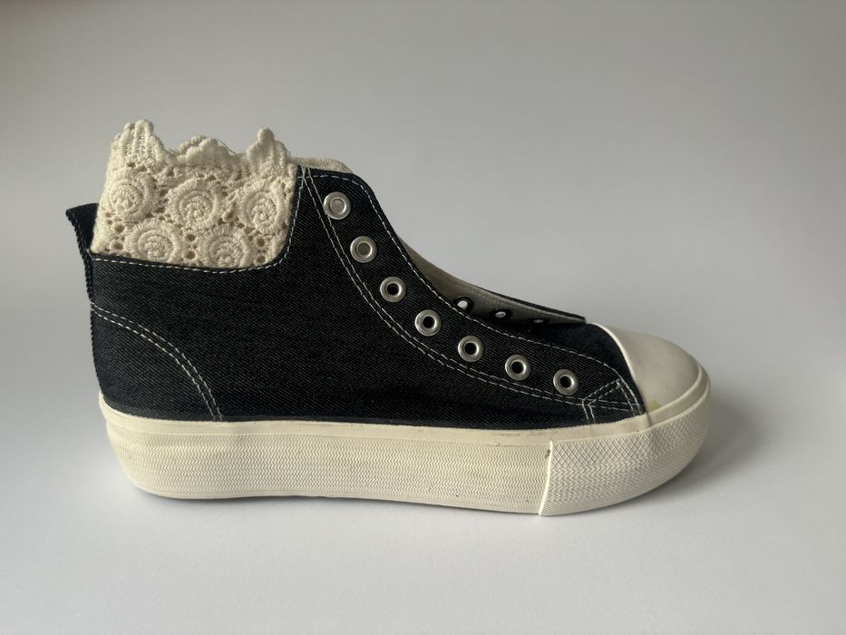 Trampki z koronką w stylu Converse