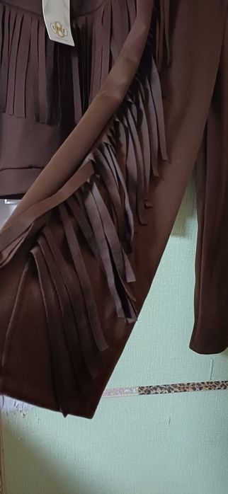 Piękny czekoladowy dres z frędzlami