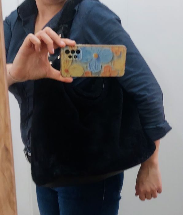 Mala preta pelo fofo