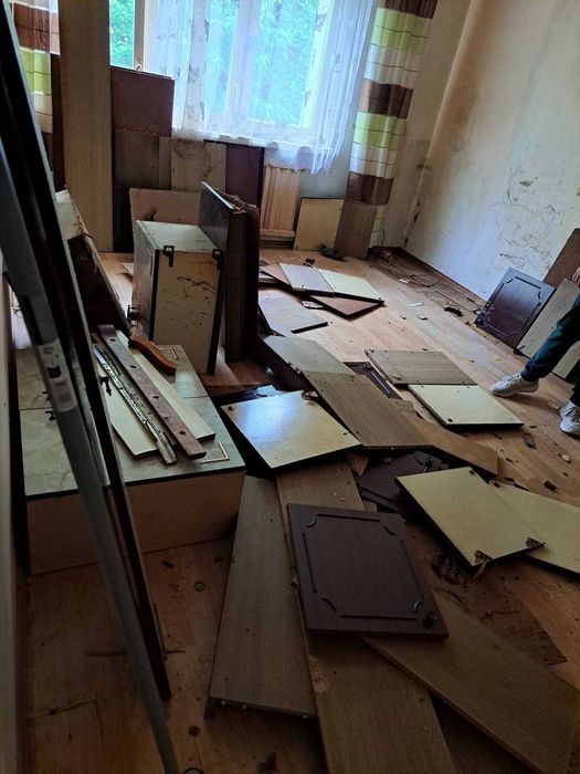Wywozimy stare meble ,sprzątamy poddasza garaże