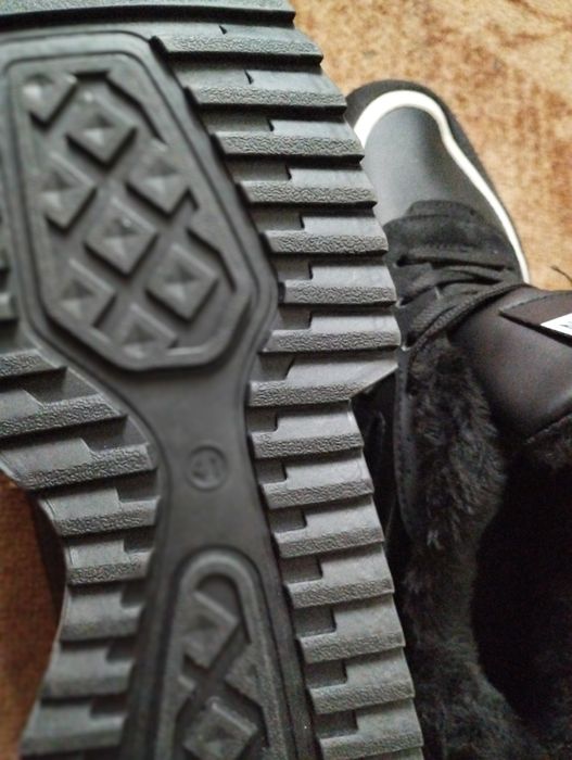 Продам кроссовки новые