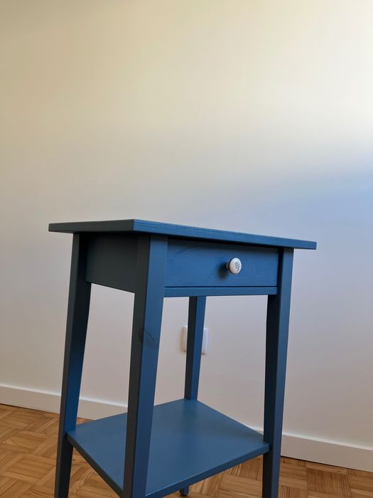 Mesa de cabeceira IKEA HEMNES azul com puxador ZARA HOME